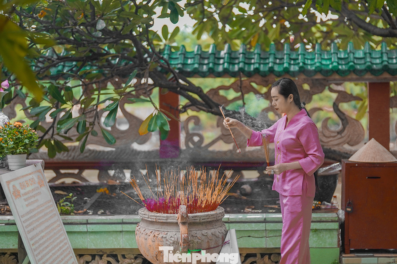 Bạn Hồng Ni là phật tử thuần thành, thường xuyên đến lễ Phật, chiêm bái.