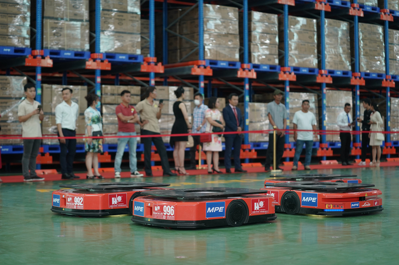 Hệ thống hoạt động hoàn toàn tự động và an toàn tuyệt đối được hỗ trợ bởi hệ thống RADA quét xung quanh giúp phát hiện vật cản.