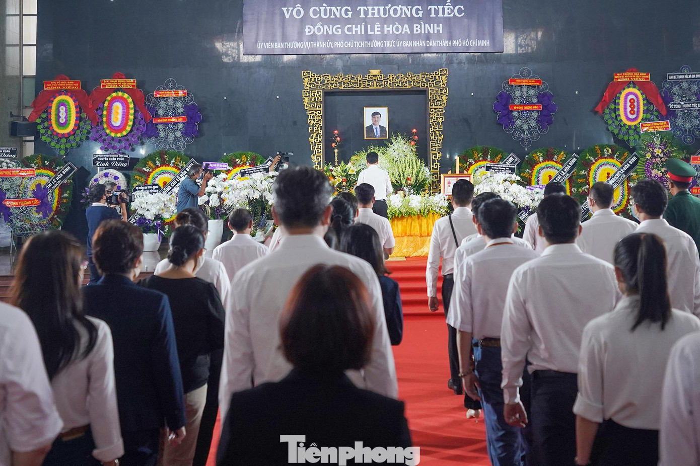 Trong ngày 1/4, có rất nhiều cá nhân, đoàn thể mang vòng hoa đến viếng, tiễn biệt đồng chí Lê Hoà Bình, Phó Chủ tịch UBND TPHCM không may tử nạn vì TNGT.