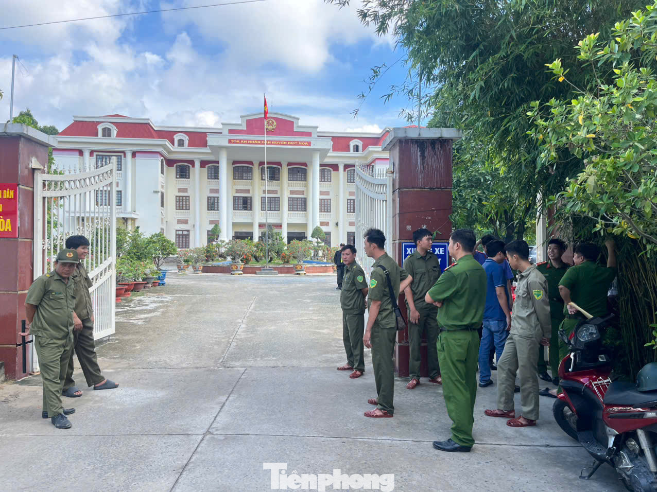 Phiên toà được xử kín, an ninh siết chặt.