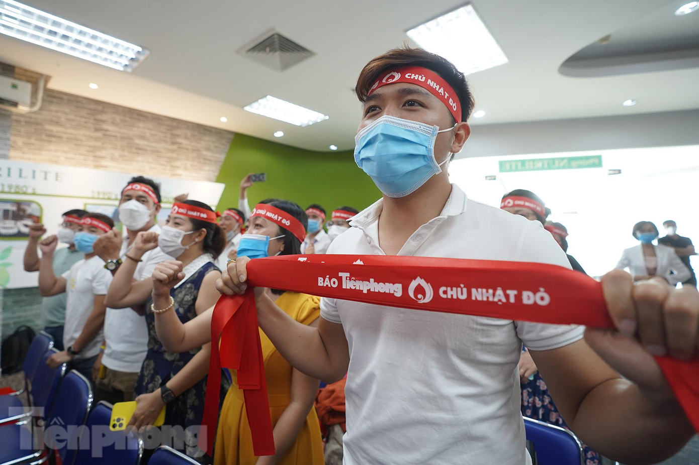 Sự kiện thu hút hàng trăm nhân viên, nhà phân phối và khách hàng của Amway Việt Nam đã hào hứng tham gia ngày hội hiến máu Chủ nhật Đỏ với mong muốn chia sẻ giọt máu của mình đến những người bệnh.