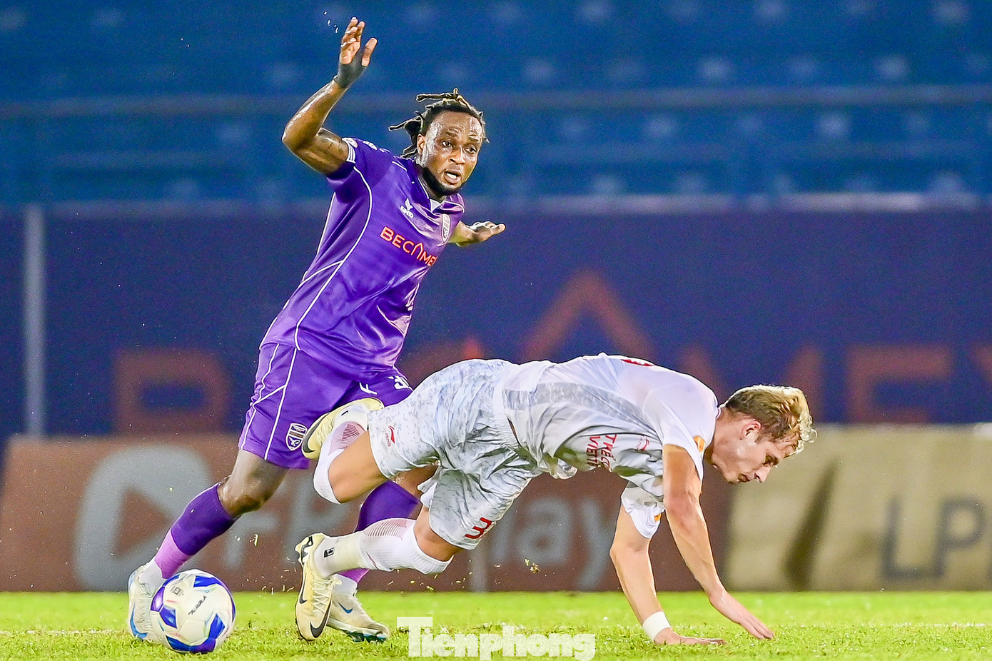 Trong thế trận một chiều áp đảo đội khách nhưng B.Bình Dương mất điểm với tỷ số 1-2 trước Thể Công Viettel ngay trên sân nhà. Đáng nói, phút bù giờ 101, Bình Dương có cơ hội giành lại một điểm nhưng Cheick Timité đá hỏng quả phạt đền.