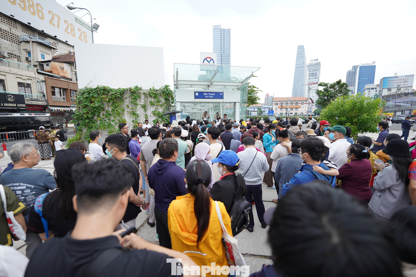 Khu vực bãi xe, công viên, giếng trời tại ga Bến Thành đông nghẹt người xếp hàng chờ mở cửa.
