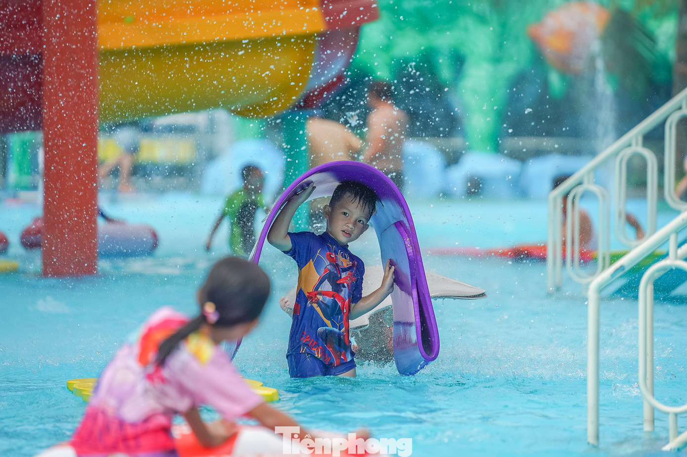 Nhiều phụ huynh cho con vào đây vũng vẫy với nước để giải nhiệt. "Chỉ còn nghỉ ngày hôm nay nên mình và gia đình dẫn các bé vào đây vui chơi và tránh nóng", phụ huynh này chia sẻ.