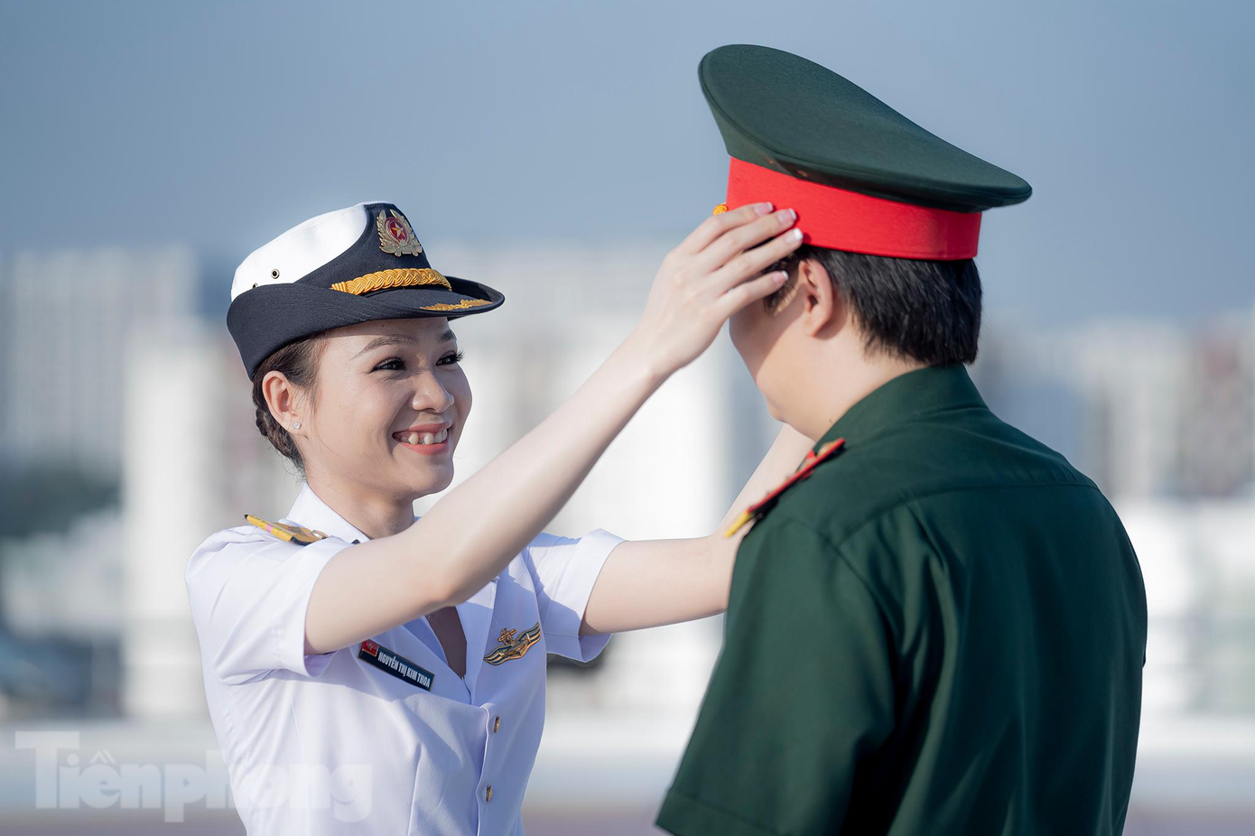 Dự định cưới, anh Vinh và chị Thoa chuẩn bị trước cả năm trời và cuối cùng phải hoãn vì rơi vào năm 2020, thời điểm đầu của dịch bùng phát. “Tôi không hoang mang nhưng có chút lo lắng vì không biết khi nào khống chế được dịch. Bản thân tôi phải động viên vợ rất nhiều, dù sao cũng là phụ nữ mà. Hai vợ chồng luôn luôn tâm niệm là tương lai tươi sáng và sẽ về chung mái nhà. Đám cưới của hai vợ chồng thì vẫn tổ chức nhưng hai đứa vẫn sẵn sàng tham gia vào lễ cưới tập vì đây là sự quan tâm của thủ trưởng đơn vị, tham gia để có sự kiện để đời, ghi dấu thời khắc lịch sử, mai mốt kể lại cho con cháu”, chị Thoa vui vẻ nói. Dự định cưới, anh Vinh và chị Thoa chuẩn bị trước cả năm trời và cuối cùng phải hoãn vì rơi vào năm 2020, thời điểm đầu của dịch bùng phát. “Tôi không hoang mang nhưng có chút lo lắng vì không biết khi nào khống chế được dịch. Bản thân tôi phải động viên vợ rất nhiều, dù sao cũng là phụ nữ mà. Hai vợ chồng luôn luôn tâm niệm là tương lai tươi sáng và sẽ về chung mái nhà. Đám cưới của hai vợ chồng thì vẫn tổ chức nhưng hai đứa vẫn sẵn sàng tham gia vào lễ cưới tập vì đây là sự quan tâm của thủ trưởng đơn vị, tham gia để có sự kiện để đời, ghi dấu thời khắc lịch sử, mai mốt kể lại cho con cháu”, chị Thoa vui vẻ nói.