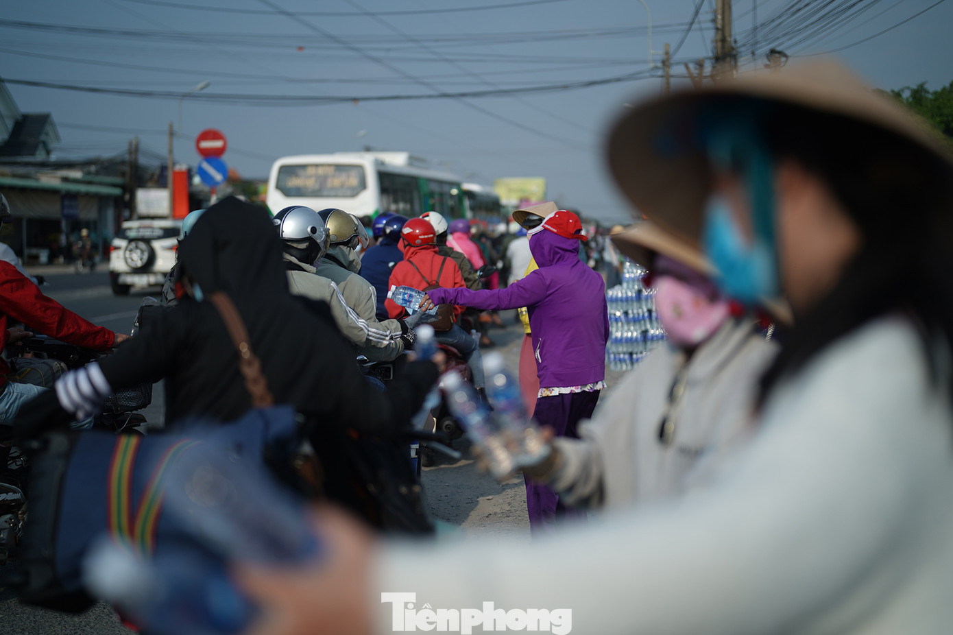 Chẳng ai quen ai song cung đường vẫn rộn ràng những lời thăm hỏi, cám ơn và chúc năm mới bình an.