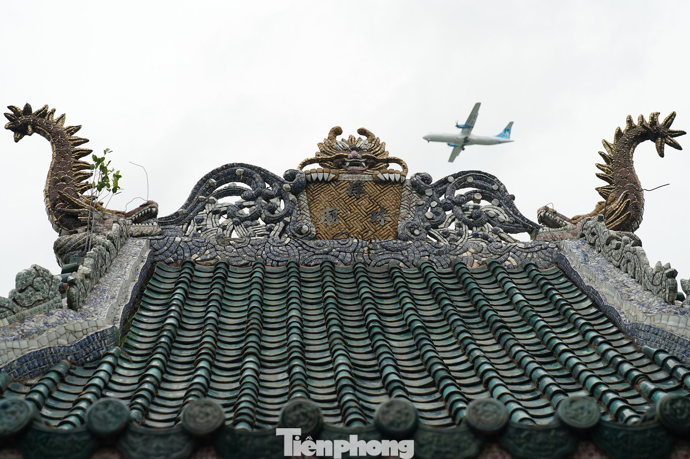 Miếu Phù Châu có kiến trúc đặc sắc mang đậm nét văn hóa Việt – Hoa, gồm ba toà nhà nối liền nhau bởi hai sân. Mái được lợp ngói âm dương tráng men xanh ngọc, bên trên nhìn xuống, bên ngoài nhìn vào tràn ngập hình rồng. Trên nóc các tòa miếu và cổng chính là tượng rồng chầu theo thế lưỡng long tranh châu, rồng chầu tháp Cửu phẩm, rồng chầu cuốn thư… Sảnh miếu cũng có hai con rồng lớn được đắp sứ, theo thế “lưỡng long hí thuỷ”.