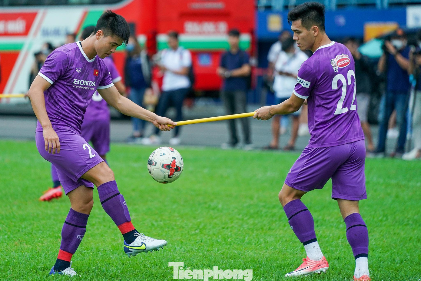 Duy Mạnh bắt cặp cùng Tiến Linh. Duy Mạnh bắt cặp cùng Tiến Linh.