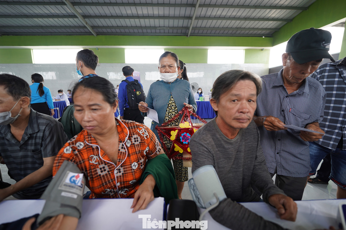 Bà Nguyễn Thị Ánh (sinh năm 1967, ngụ xã Đức Hoà Đông, huyện Đức Hoà) rưng rưng xúc động: "Tết Trung thu này tôi có lồng đèn cho cháu ngoại chơi rồi. Mọi năm, cứ đến Trung thu là cứ đắn đo mãi mới mua cái lồng đèn chạy pin cho đứa cháu. Năm nay vừa có bánh trung thu, vừa có lồng đèn, tôi vui lắm. Còn vụ khám bệnh thì nói thiệt, đầu năm đến giờ muốn đi lắm mà... chưa có tiền".