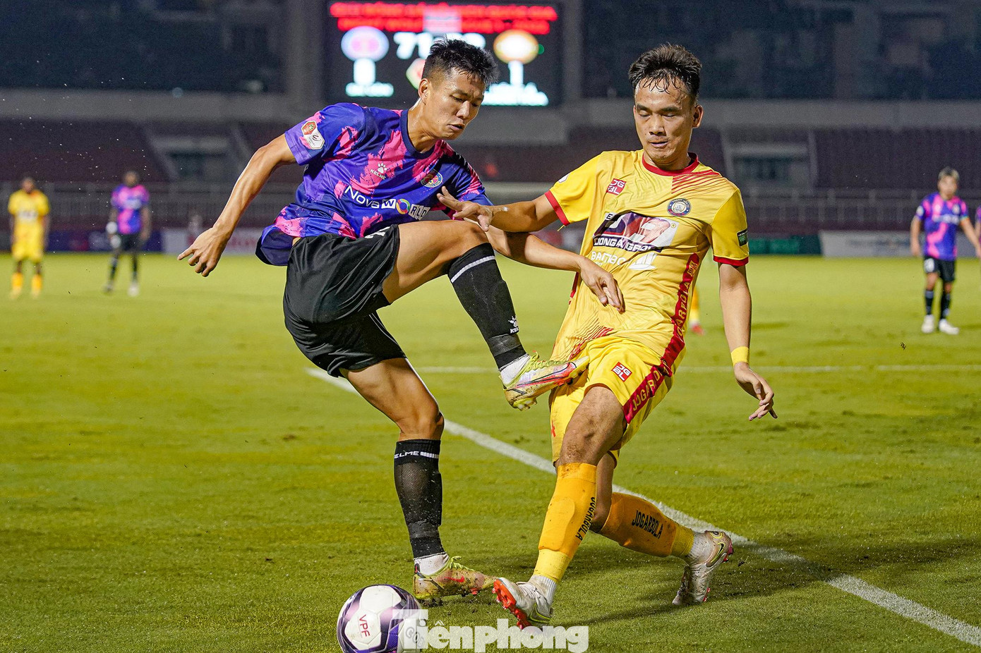 CLB Thanh Hoá làm khách trên sân Thống Nhất trước Sài Gòn FC với hy vọng có được ít nhất 1 điểm. Đội bóng xứ Thanh hiện có vị trí khá an toàn nhưng chưa chắc chắn trụ hạng. Ngược lại, đội chủ nhà đang ở trong tình thế nguy hiểm và mục tiêu trong tất cả các trận đấu đều là 3 điểm để thoát khỏi vũng lầy ở đáy bảng xếp hạng. CLB Thanh Hoá làm khách trên sân Thống Nhất trước Sài Gòn FC với hy vọng có được ít nhất 1 điểm. Đội bóng xứ Thanh hiện có vị trí khá an toàn nhưng chưa chắc chắn trụ hạng. Ngược lại, đội chủ nhà đang ở trong tình thế nguy hiểm và mục tiêu trong tất cả các trận đấu đều là 3 điểm để thoát khỏi vũng lầy ở đáy bảng xếp hạng.