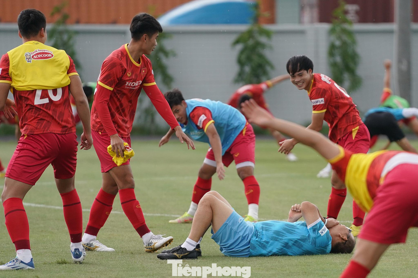 Ngay lập tức, HLV Park Hang-seo ngã lăn ra &quot;ăn vạ&quot;.