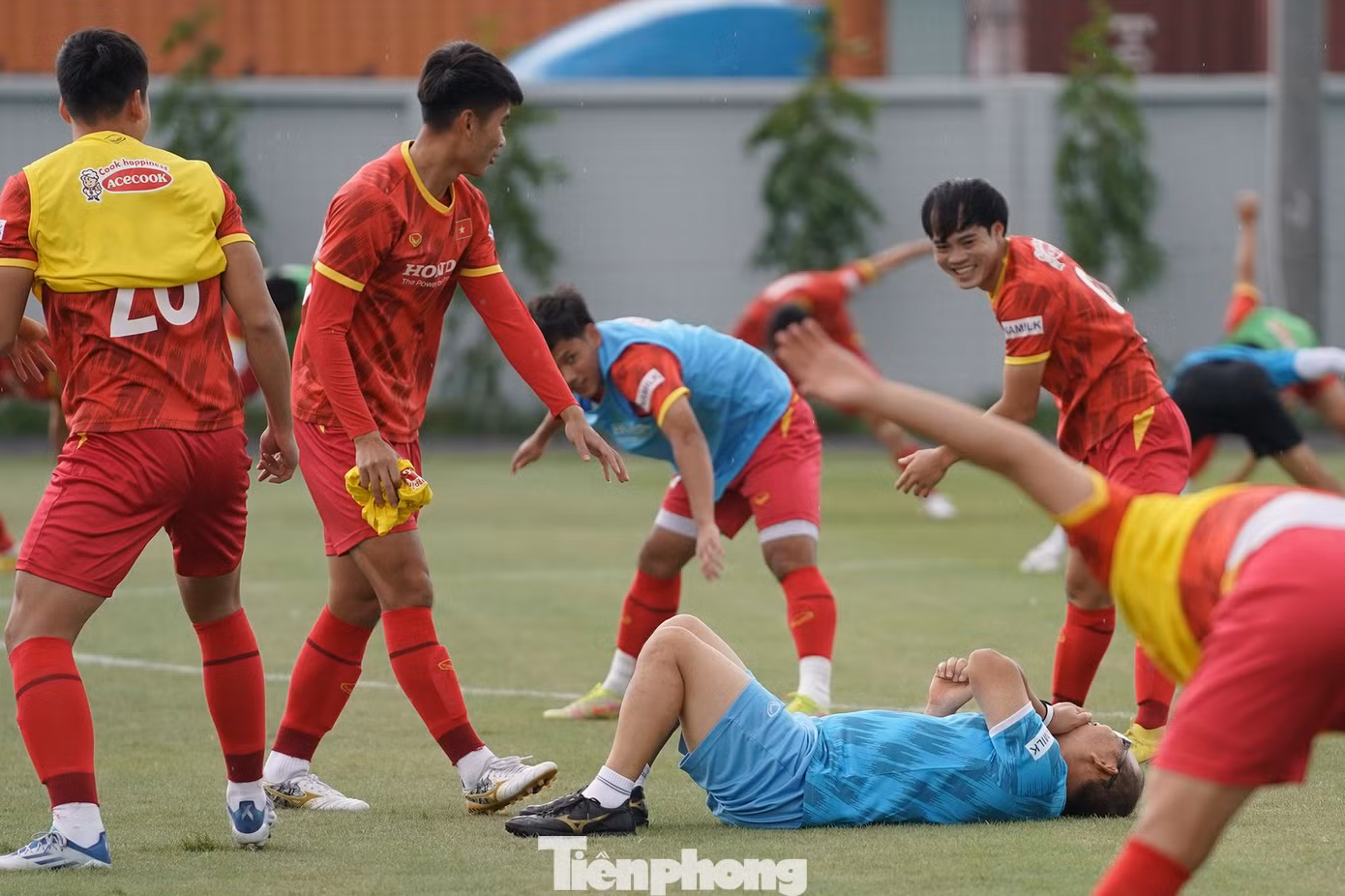Ngay lập tức, HLV Park Hang-seo ngã lăn ra "ăn vạ".