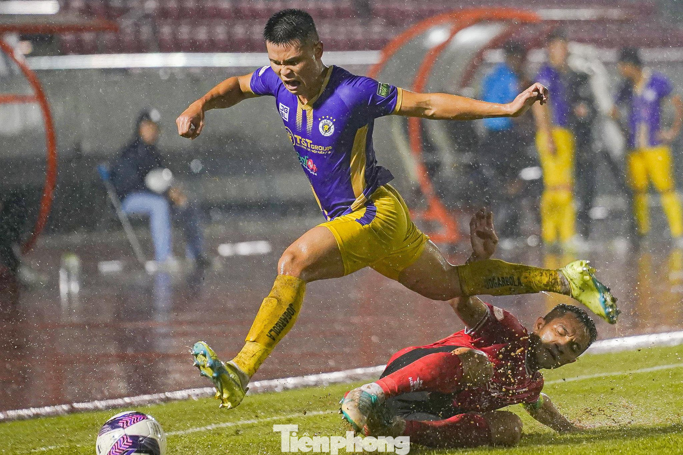 CLB TPHCM không có Ngô Hoàng Thịnh, Hà Nội cũng ra sân mà không có Văn Quyết. Cứ tưởng vấn đề nhân sự của đội sẽ khiến cho trận đấu nằm ở thế thăm dò, tuy nhiên, diễn biến trên sân khác với những dự đoán...