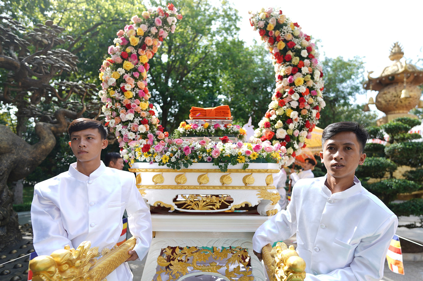 Cà sa là biểu tượng của đạo pháp, của nhà tu hành. Cà sa còn tượng trưng cho những gì trân quý, cao cả, đức độ và thiêng liêng nhất nên được tứ chúng phật tử tôn xưng và kính ngưỡng.