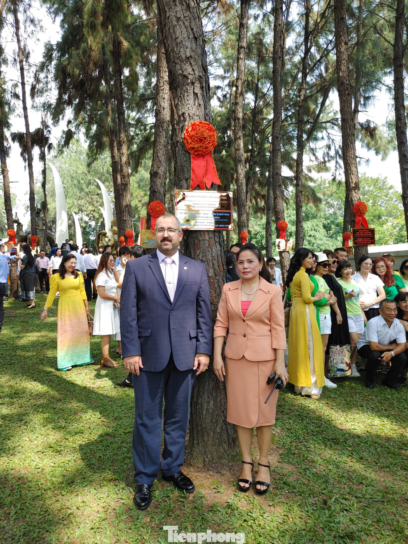 Bà Bùi Thị Tố Trinh, Phó Tổng Giám đốc KDL Suối Tiên chụp ảnh cùng đại biểu.