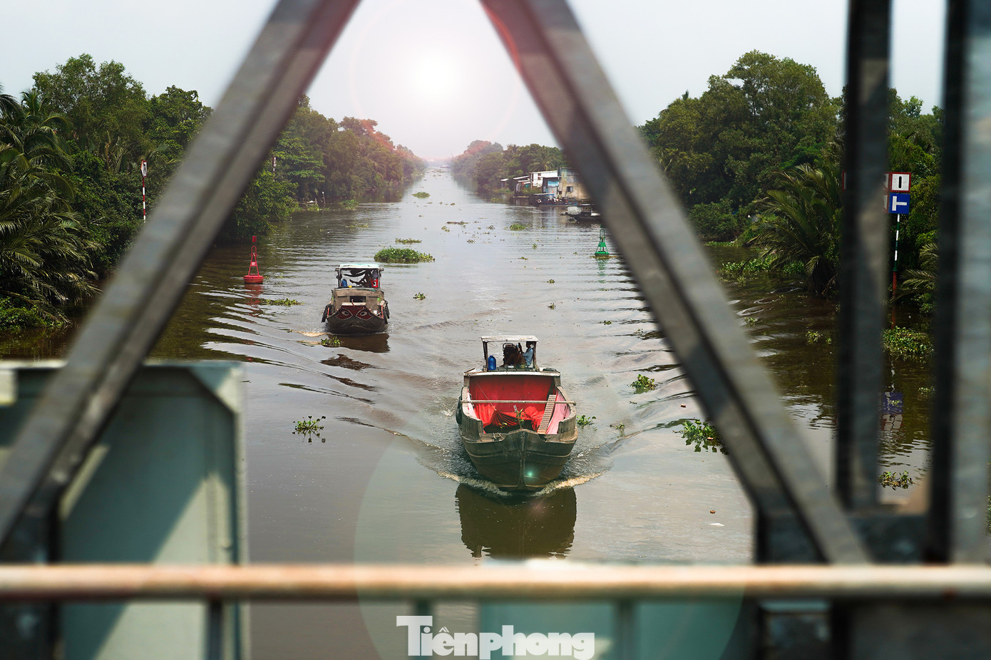 Trọng tải cầu kênh Xáng Dọc thông xe 8 tấn, độ cao thông thuyền 5m, cầu nối ấp 3 và ấp 2, xã Bình Lợi. Trọng tải cầu kênh Xáng Dọc thông xe 8 tấn, độ cao thông thuyền 5m, cầu nối ấp 3 và ấp 2, xã Bình Lợi.