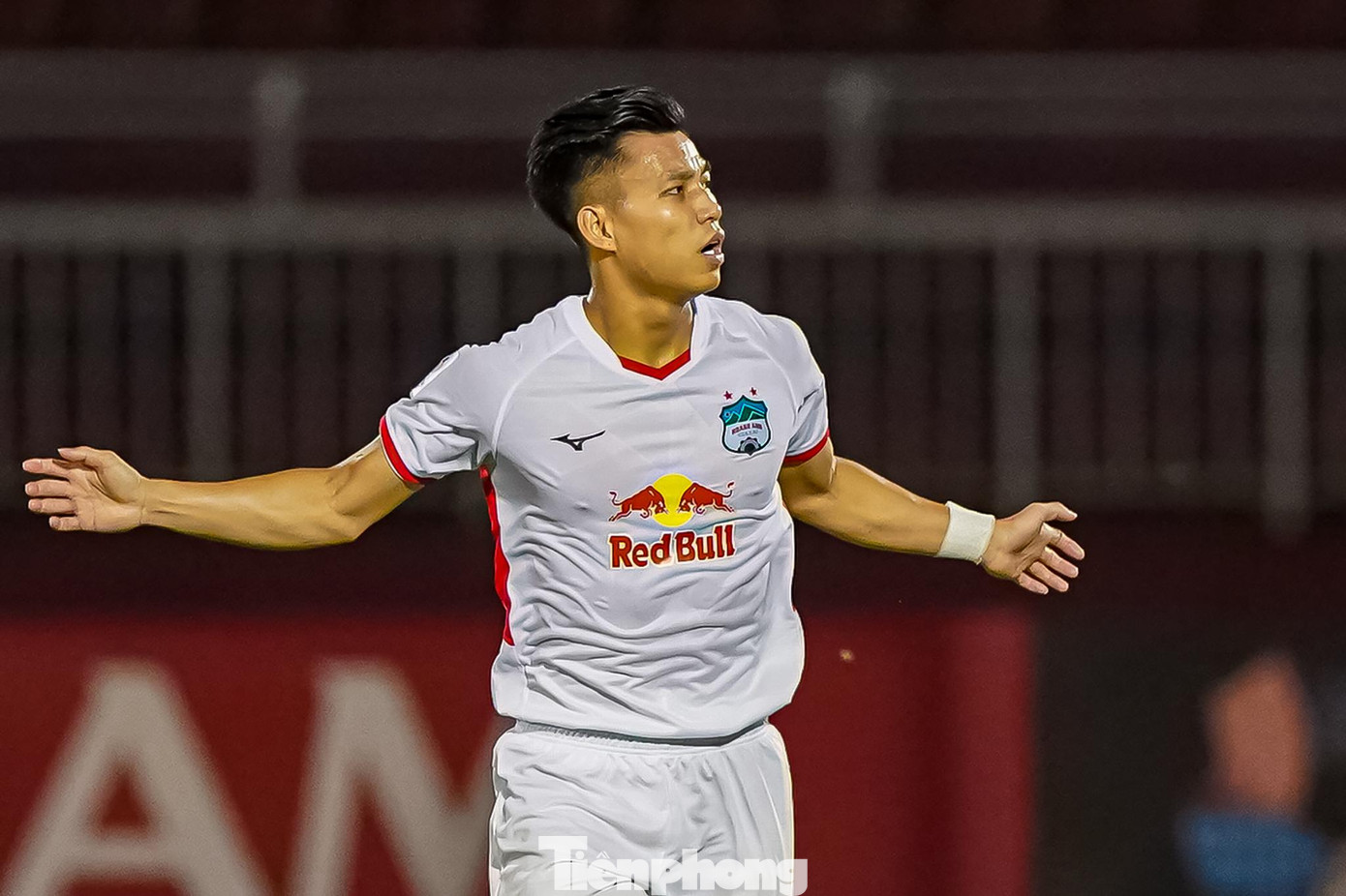 Văn Thanh giúp HAGL sớm có lợi thế dẫn bàn.