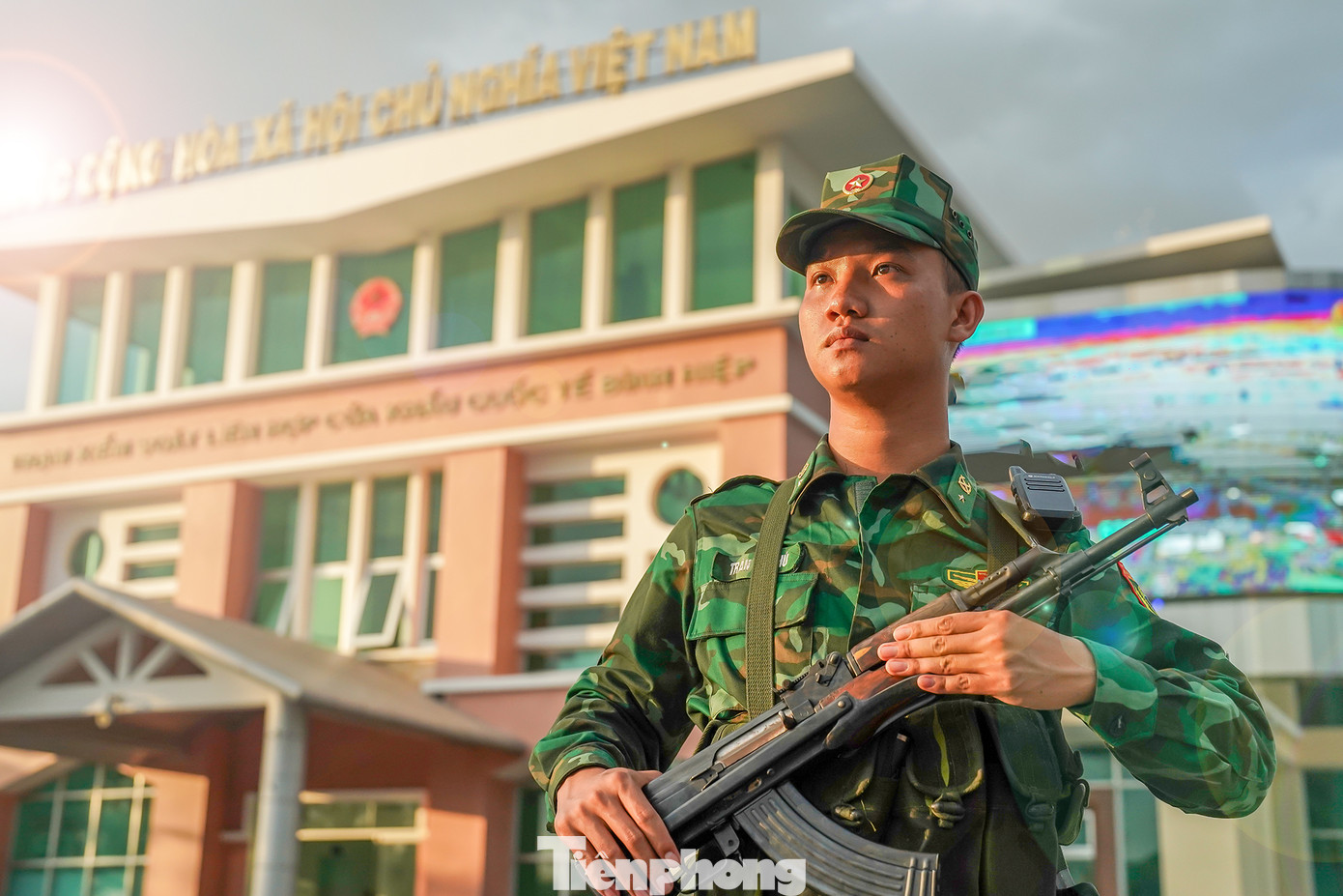 Thiếu úy Trần Văn Phú - Huấn luyện viên Chó nghiệp vụ, Trạm Biên phòng cửa khẩu quốc tế Bình Hiệp - cho biết : "Quê tôi ở Sóc Trăng. Tôi vào quân đội được hơn 3 năm. Là lính biên phòng đối mặt nhiều vất vả, khó khăn nhưng bản thân tôi và đồng đội ý thức được sự thiêng liêng của nhiệm vụ chúng tôi được giao phó".