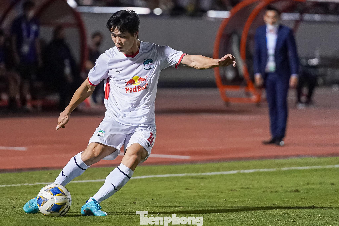 HAGL liên tục chơi ép sân, tạo ra nhiều tình huống khiến cầu môn của Jeonbuk chao đảo. Nhờ sự chắc chắn của hàng phòng ngự, cộng thêm tốc độ và kỹ thuật lắc léo của tiền đạo Văn Toàn trên hàng tấn công, giúp HAGL có thế trận tốt trước Jeonbuk Hyundai Motors. Những phút cuối của trận đấu, Công Phượng có pha đánh đầu đi chệch cột dọc trong sự ngỡ ngàng của thủ môn Lee Bum-soo. HAGL liên tục chơi ép sân, tạo ra nhiều tình huống khiến cầu môn của Jeonbuk chao đảo. Nhờ sự chắc chắn của hàng phòng ngự, cộng thêm tốc độ và kỹ thuật lắc léo của tiền đạo Văn Toàn trên hàng tấn công, giúp HAGL có thế trận tốt trước Jeonbuk Hyundai Motors. Những phút cuối của trận đấu, Công Phượng có pha đánh đầu đi chệch cột dọc trong sự ngỡ ngàng của thủ môn Lee Bum-soo.