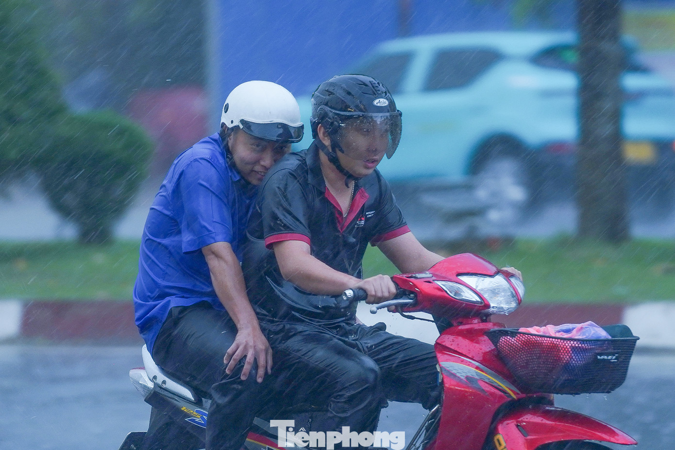 Nhiều người dân không chuẩn bị sẵn áo mưa đành phải dầm mình về nhà.