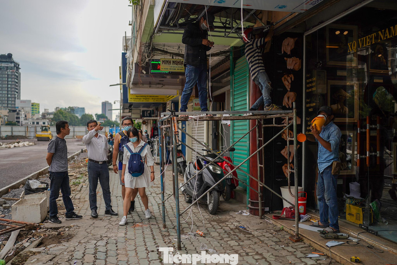 &quot;Tôi làm ở cửa hàng thêu XQ hơn hai mươi năm. Nhờ công ty lớn nên có nguồn phí dự trữ để duy trì mặt bằng cộng với sự chia sẻ của chủ nhà. Sau khi thành phố mở cửa, tôi thấy hiện khách nội địa là chủ yếu. Sau thời gian dịch mình không sửa chữa được, giờ thêm thành phố dỡ rào chắn nên hôm nay cho thợ đến thi công lại để chuẩn bị đón khách. Chỉ mới mở nên cũng chưa ghi nhận tình hình buôn bán thực sự như thế nào&quot;, ông Trần Minh Kha (áo trắng, đứng chỉ tay) tâm sự.