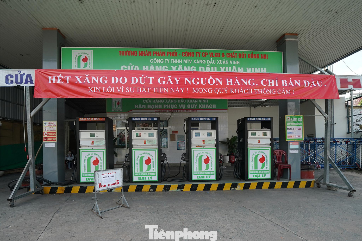 Tuy nhiên, một số cây xăng vẫn treo biển hết xăng, ngưng phục vụ. Tuy nhiên, một số cây xăng vẫn treo biển hết xăng, ngưng phục vụ.