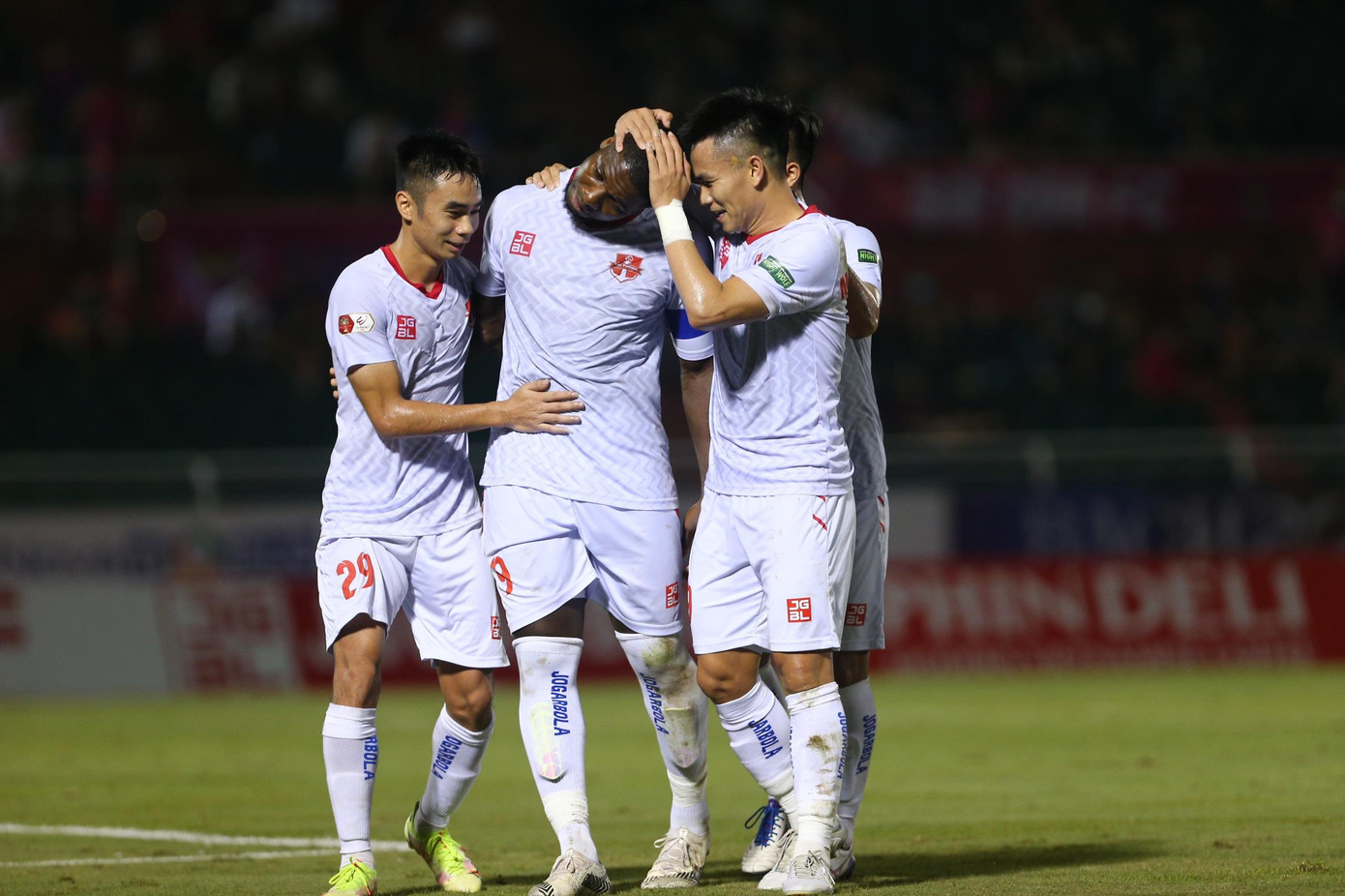 Cuối hiệp 1, Công Thành bên phía Sài Gòn để tay chạm bóng, Hải Phòng được hưởng phạt đền. Rimario ghi bàn thành công cho Hải Phòng.