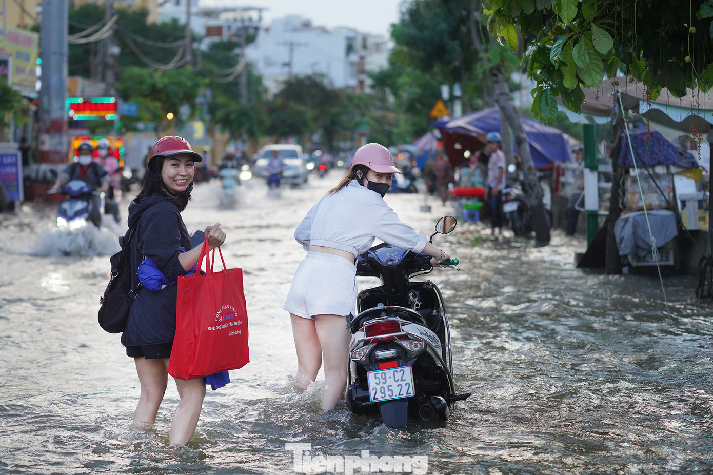 Ngập lụt khiến người dân vất vả di chuyển vào giờ tan tầm để về nhà.