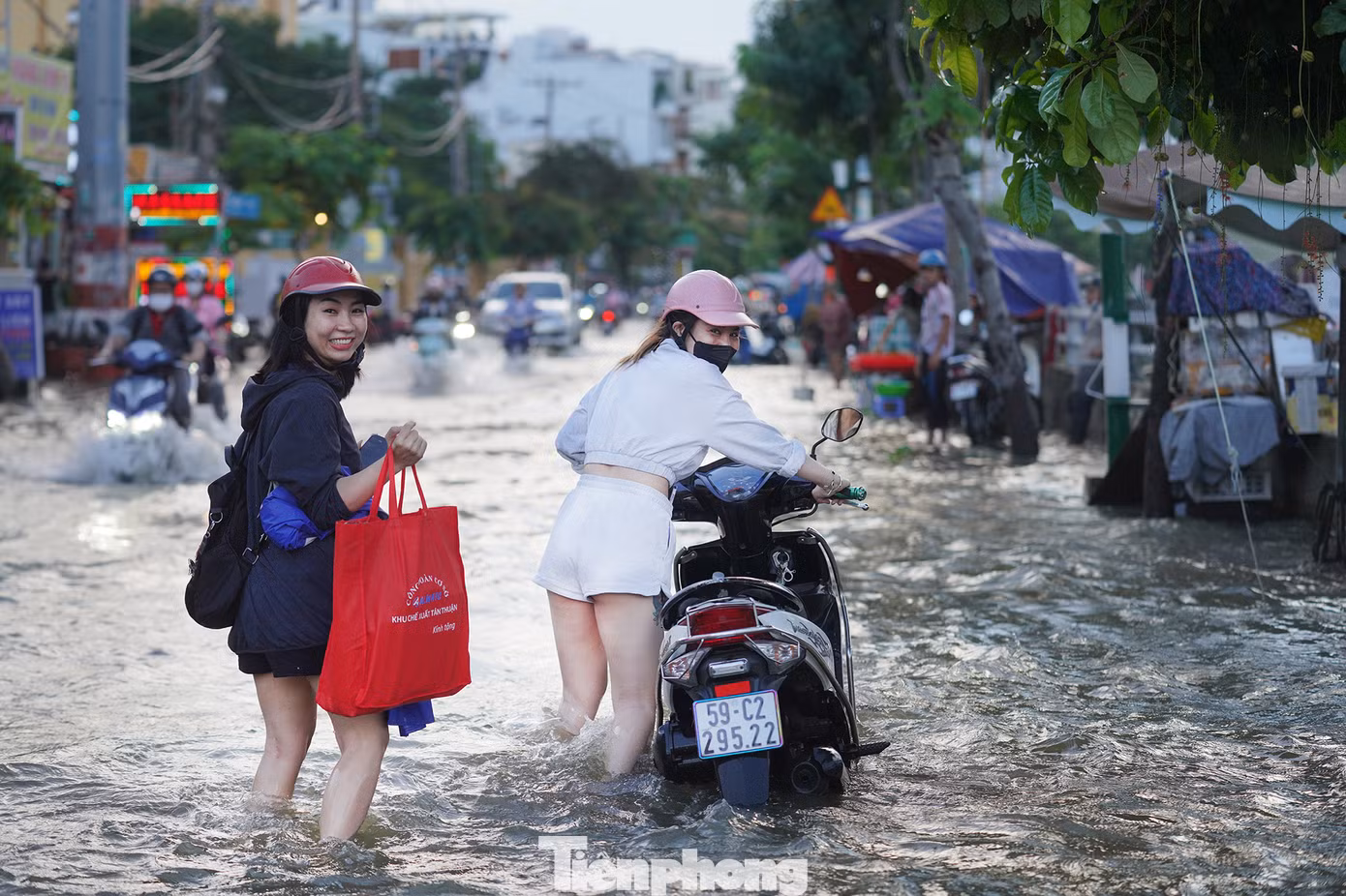 Ngập lụt khiến người dân vất vả di chuyển vào giờ tan tầm để về nhà.