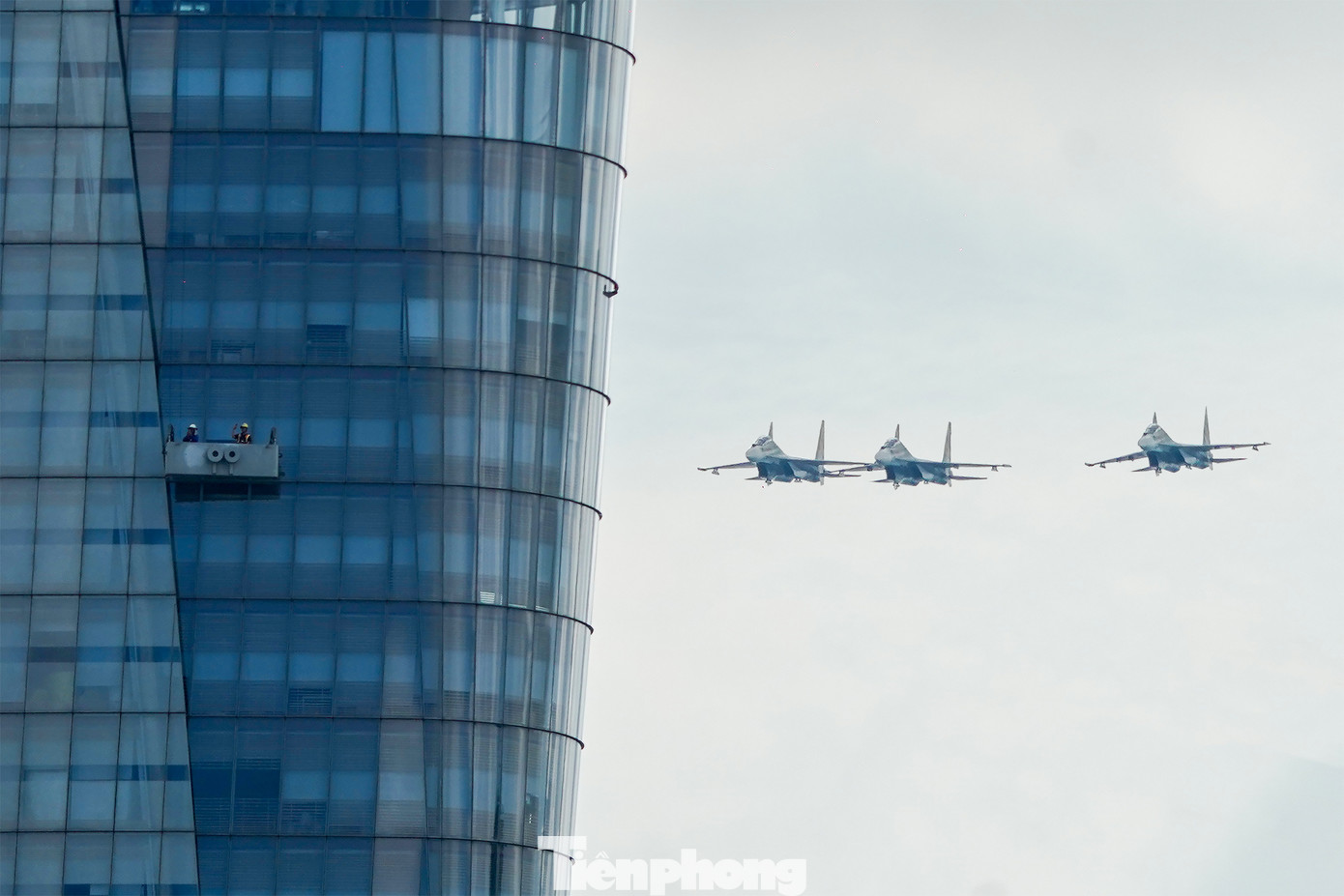 Biên đội Su-30MK2 hạ thấp độ cao khi bay ngang qua toà Bitexco.