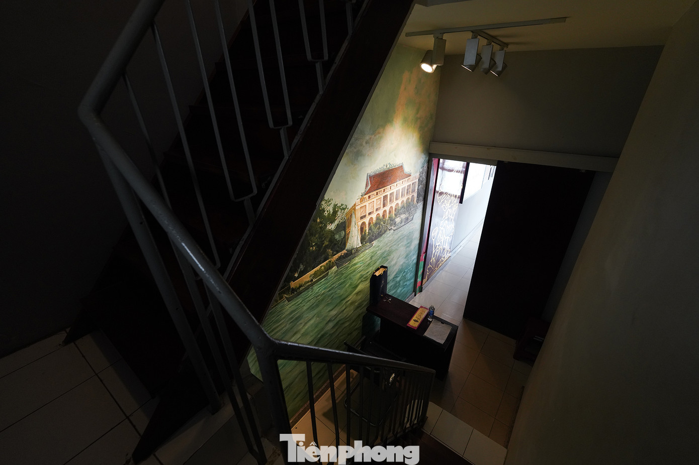 Lối lên tầng trên của căn nhà số 5, Châu Văn Liêm. Từ nền nhà đến trần cao 3 m, chiều cao tầng lầu 4 m, từ nóc đến mái cao 1 m. Cầu thang lên lầu bằng gỗ. Trên lầu có ban công rộng 2x4 m, cửa ra ban công bằng gỗ.