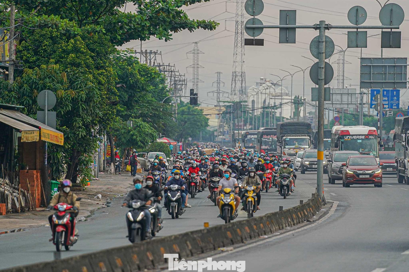 Khu vực vừa qua ngã tư QL 1- Phan Văn Hớn hướng về ngã tư An Sương ghi nhận lượng xe đông vào thời điểm chiều.