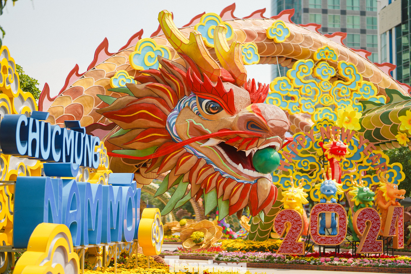 Đôi rồng mang tên gọi Lưỡng Long triều liên ở đường hoa Nguyễn Huệ