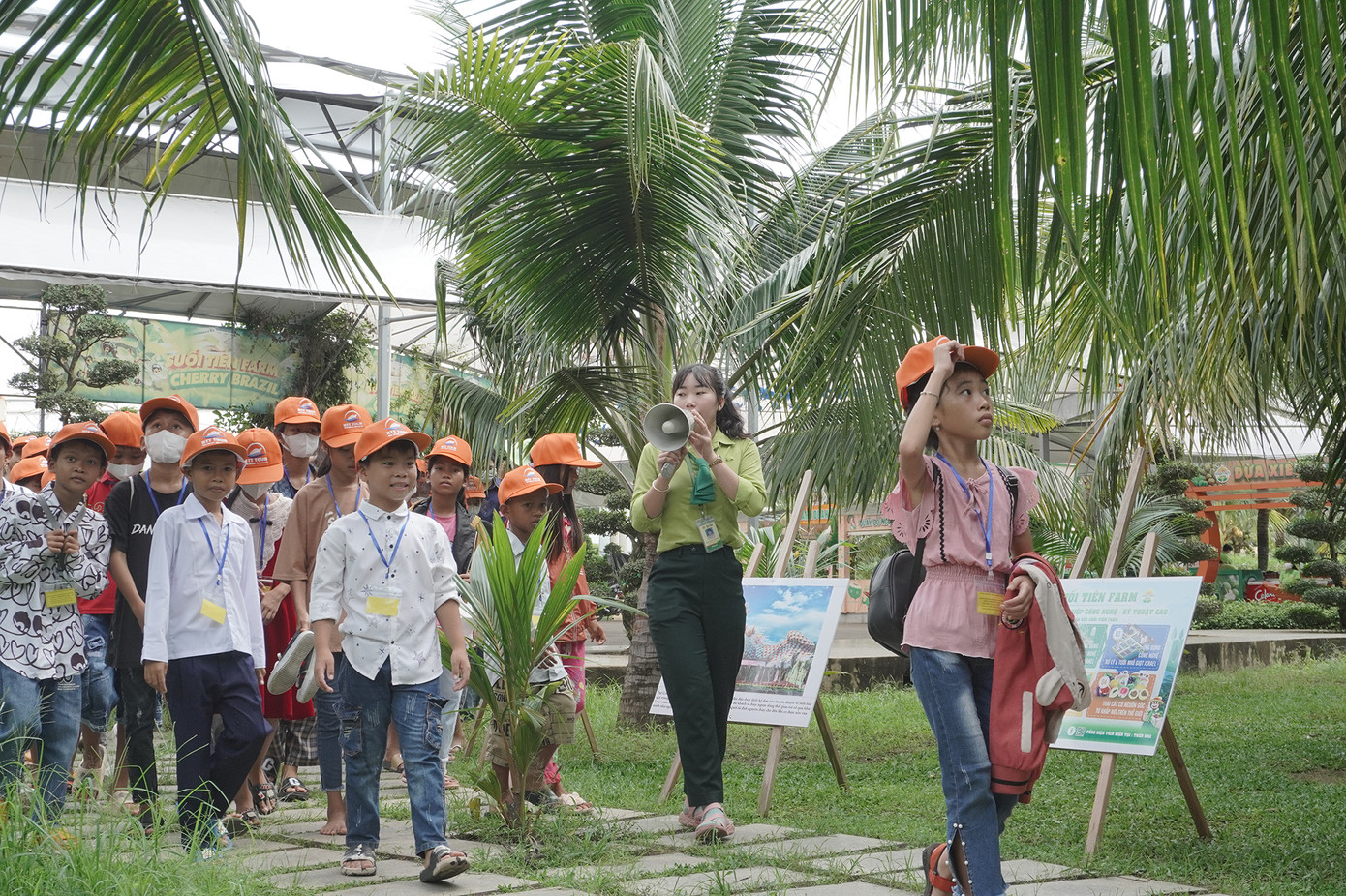 Thuyết minh viên luôn lồng ghép kiến thức nông nghiệp để nội dung thu hút được các em nhỏ. Nông trại là một trong những dự án đặc biệt trong quá trình chuyển mình “thay áo mới” của KDL Suối Tiên. Với tổng diện tích hơn 5 hecta, vốn đầu tư hơn 100 tỷ đồng, nơi đây trồng theo phương pháp hữu cơ, ứng dụng quy trình công nghệ cao của Nhật Bản, công nghệ nhà màng của Israel và hệ thống tưới nhỏ giọt công nghệ cao của Israel.