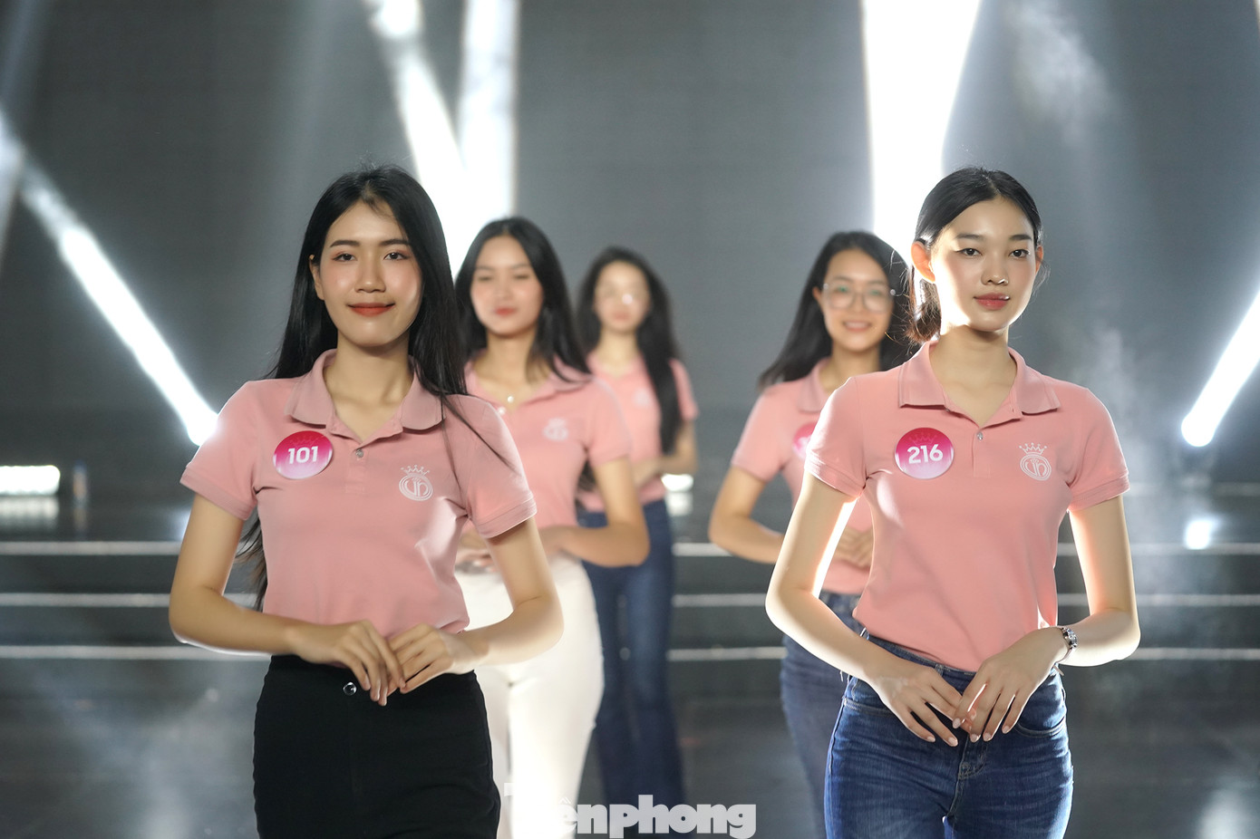 Người đẹp Áo dài Bé Quyên và Top 20 Phạm Thị Hồng Thắm trong buổi tập chuẩn bị cho đêm chung khảo Hoa hậu Việt Nam 2022. Dù không trang điểm đậm, những nét mộc mạc của Bé Quyên cùng chiều cao nổi bật giúp cô tỏa sáng suốt hành trình.