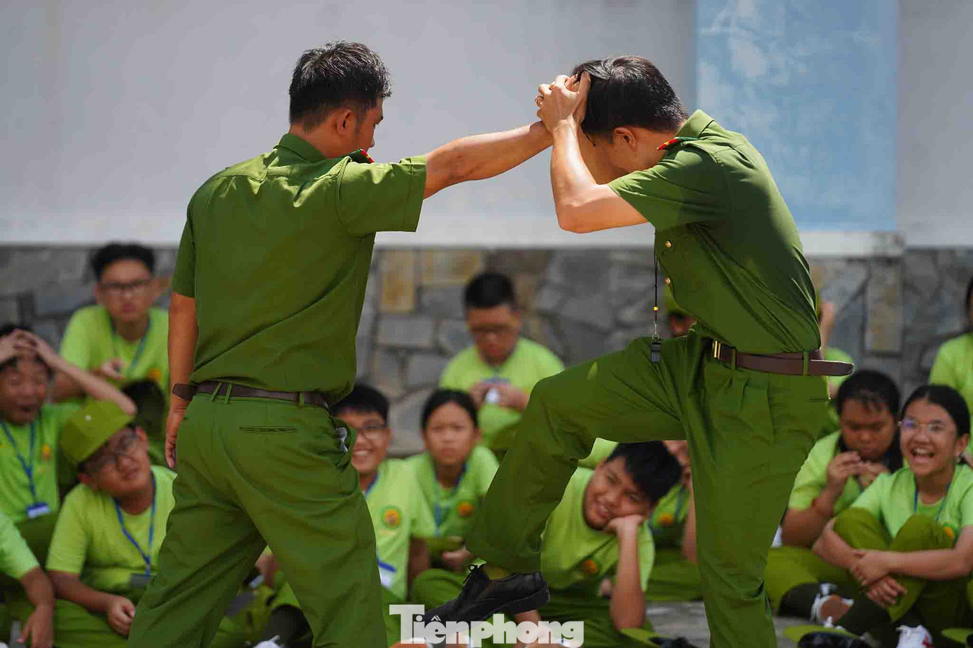 Huấn luyện các thế võ cơ bản để tự vệ và trấn áp tội phạm