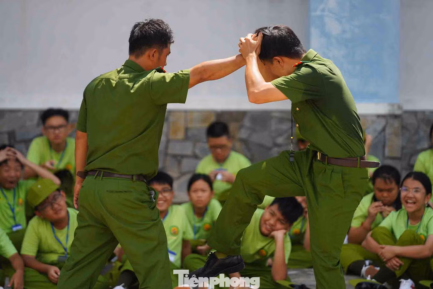 Huấn luyện các thế võ cơ bản để tự vệ và trấn áp tội phạm