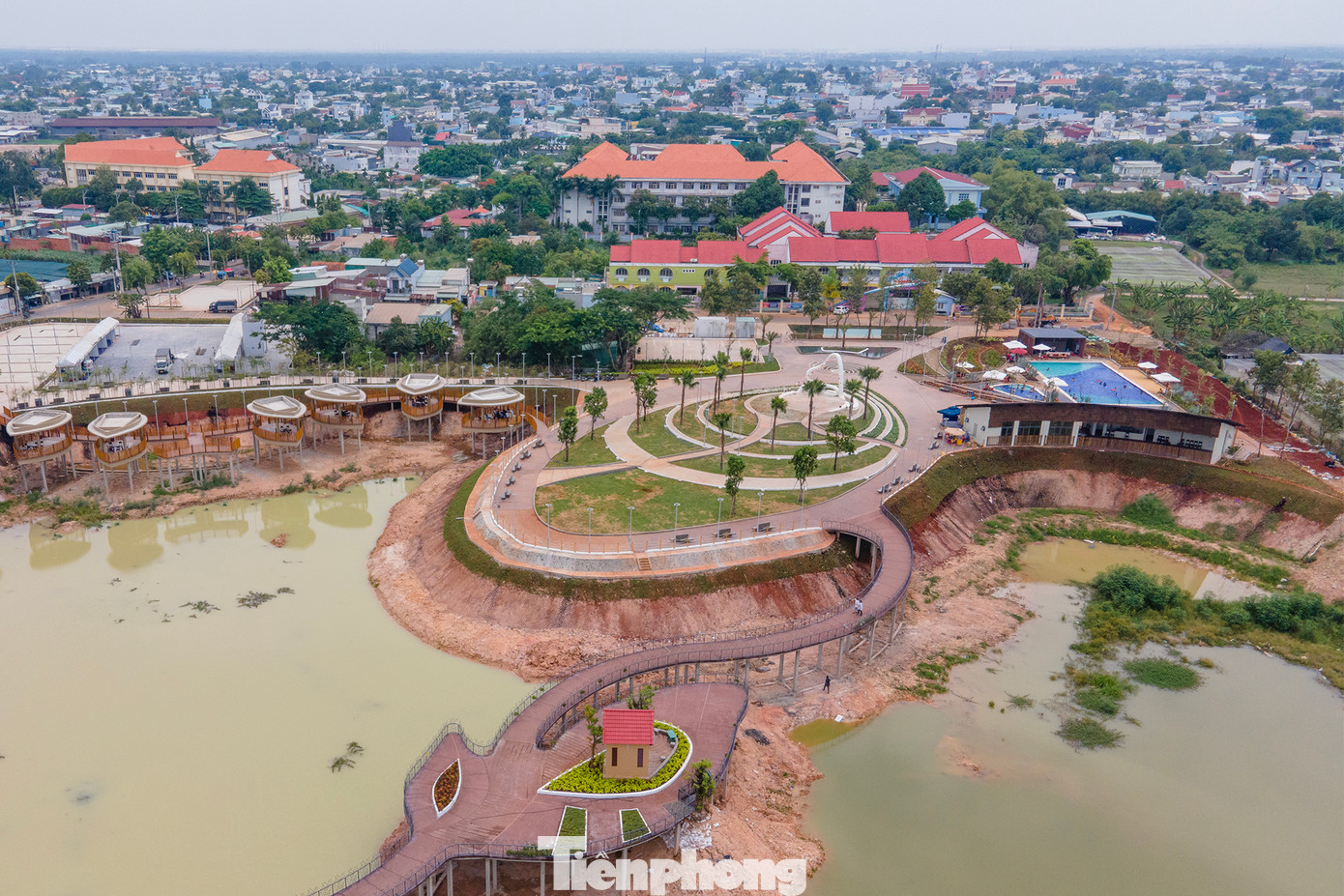 Công trình được xây dựng trên khuôn viên rộng 6,14 ha, gồm các phân khu chính. Trong đó, điểm nhấn là quảng trường văn hóa với biểu tượng câu chuyện trầu cau rộng hơn 2.000 m2.