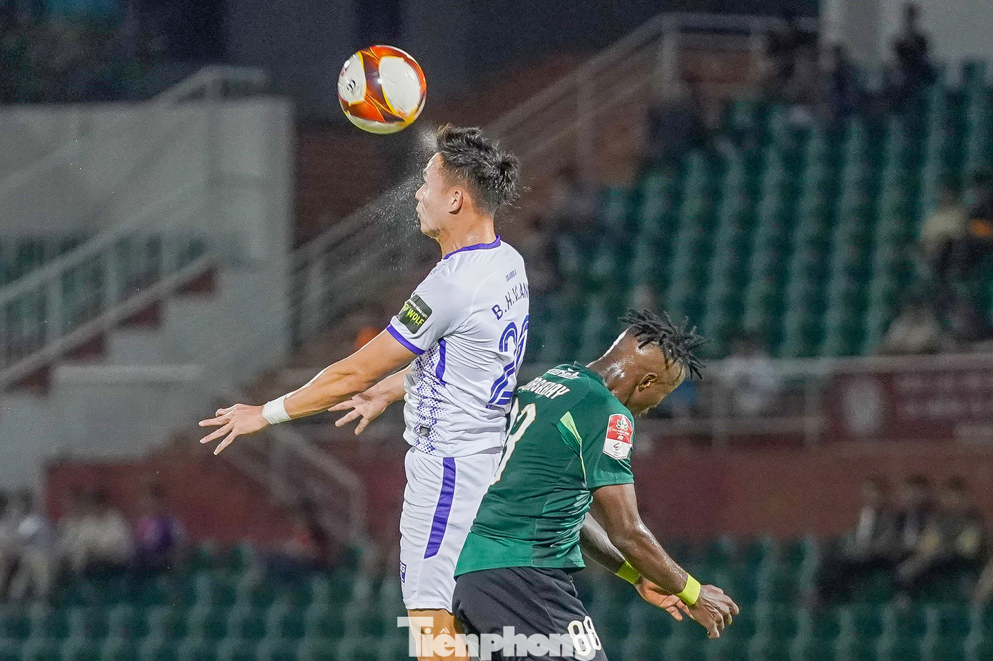 Càng về cuối trận, các học trò của ông Vũ Tiến Thành liên tục gây sức ép hòng có bàn cân bằng tỷ số, nhưng so về trình độ họ vẫn chưa đủ tầm để có thể làm khó được đội khách đến từ Hà Nội. Đáng tiếc, phút 90+3, trung vệ Campbell đã có bàn đốt lưới nhà nâng tỷ số lên 1-3 cho Hà Nội. Thua chung cuộc 1-3, đây là một tỷ số hợp lý với đội chủ nhà, đồng thời trận thắng này đã giúp đội khách Hà Nội vươn lên dẫn đầu tổng sắp.