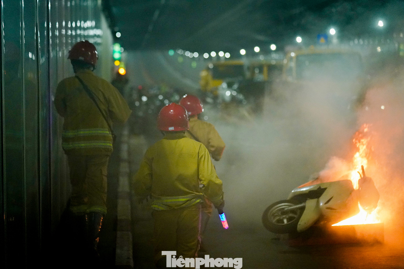 Lưu thông phía sau xe tải, tài xế xe ô tô 4 chỗ không làm chủ được tốc độ, đánh lái sang phải tông trực diện vào xe máy đang lưu thông cùng chiều làm ngã xe, rò rỉ nhiên liệu. Xăng gặp tia lửa phát ra do ma sát giữa xe máy với mặt đường, đám cháy bùng lên. 1 xe ô tô lưu thông cùng chiều phía sau tiếp tục tông vào xe ô tô 4 chỗ... Nhận được tin báo, lực lượng tại chỗ của Trung tâm Quản lý điều hành Giao thông Đô thị thông báo cho toàn cơ sở nắm tình hình sự cố, thông báo cho lực lượng chuyên nghiệp biết thông tin qua số điện thoại 114, đồng thời triển khai phương án chữa cháy cho lực lượng tại chỗ.