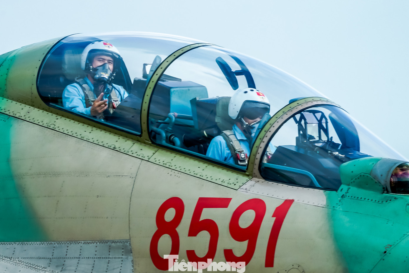 Nét phấn khích của phi công tiêm kích sau bài bay hợp luyện với nhiều động tác khó.