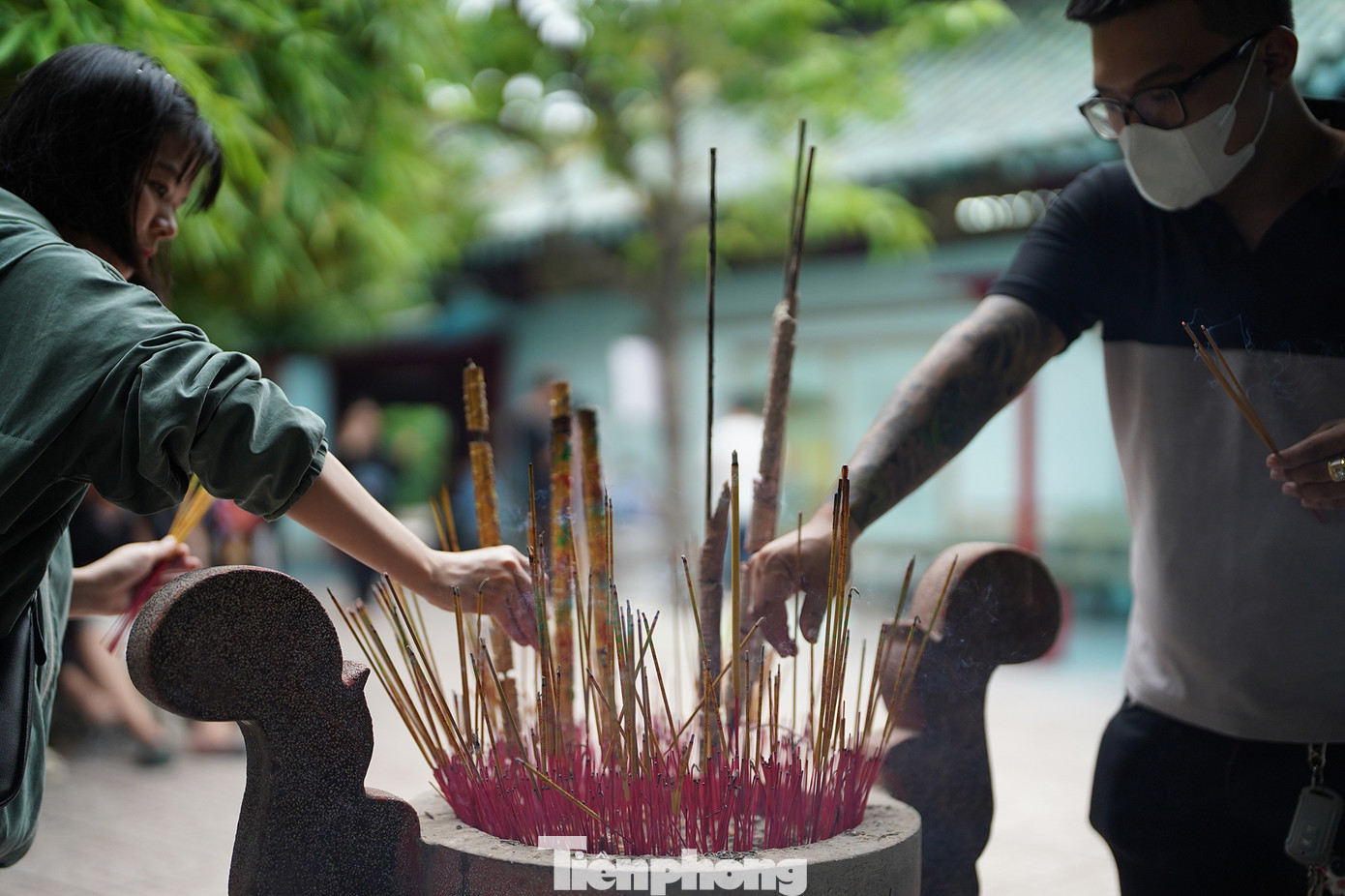 Dù là ngày thường hay cuối tuần, ngôi miếu đón khá đông khách hành hương.