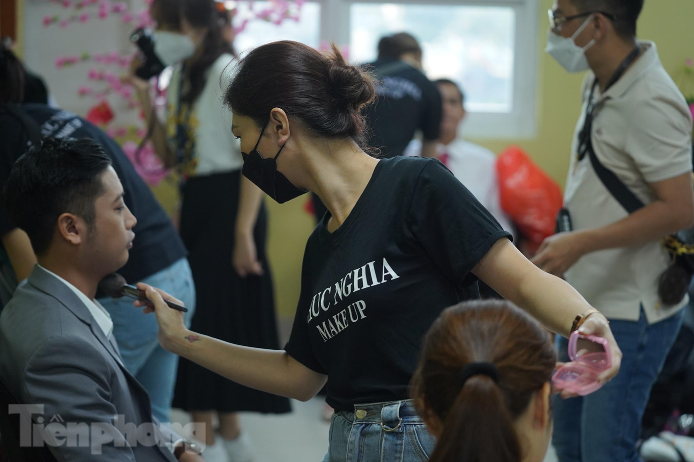 20 mươi cặp đôi nên nhân viên trang điểm làm việc không ngơi tay. 20 mươi cặp đôi nên nhân viên trang điểm làm việc không ngơi tay.