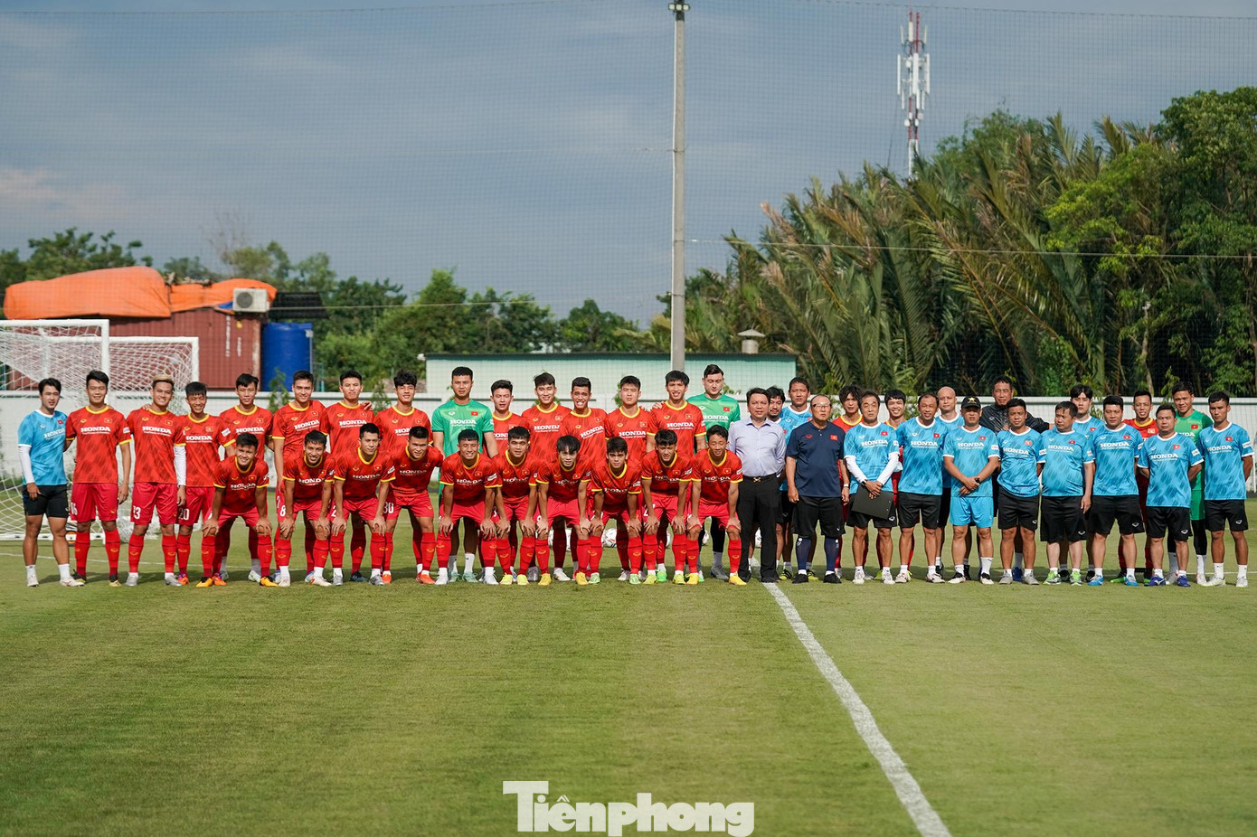 Tổng thư ký LĐBĐ Việt Nam Lê Hoài Anh (bên phải HLV Park Hang-seo) chụp ảnh cùng đội tuyển trước buổi tập.