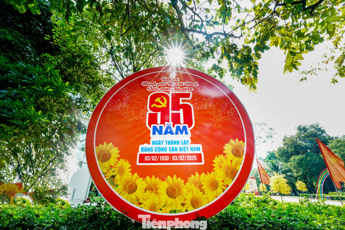 Nhiều biểu ngữ sinh động trực quan với du khách và người dân trên các tuyến đường trung tâm. Trên các tuyến đường chính, các tòa nhà công sở, khu dân cư, hình ảnh cờ Đảng, cờ Tổ quốc được treo trang trọng. Các pa nô, áp phích với khẩu hiệu chào mừng Ngày thành lập Đảng được treo nhiều nơi. Nhiều biểu ngữ sinh động trực quan với du khách và người dân trên các tuyến đường trung tâm. Trên các tuyến đường chính, các tòa nhà công sở, khu dân cư, hình ảnh cờ Đảng, cờ Tổ quốc được treo trang trọng. Các pa nô, áp phích với khẩu hiệu chào mừng Ngày thành lập Đảng được treo nhiều nơi.