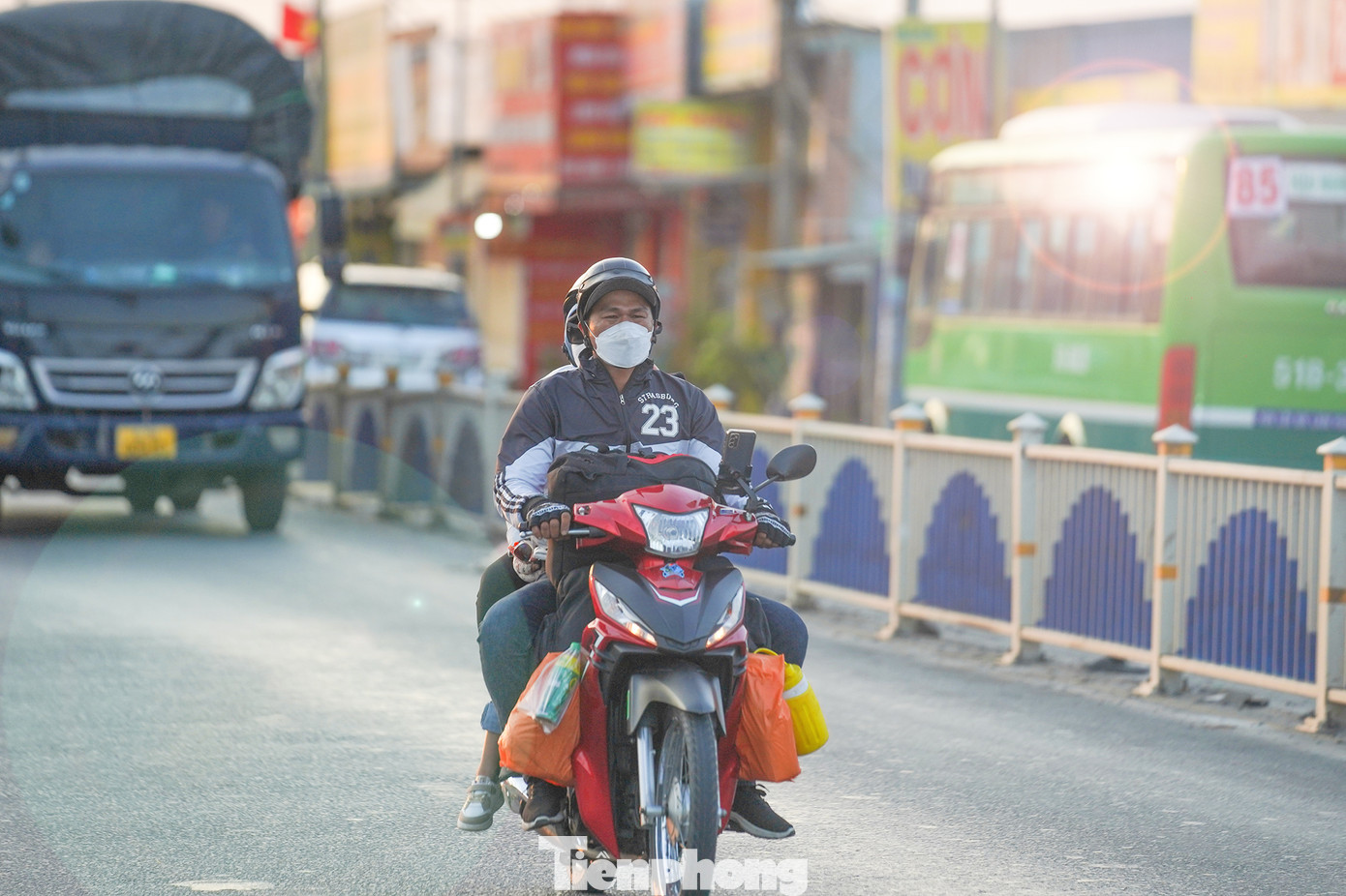 Một số người dân còn chuẩn bị nước mang theo để tiết kiệm.