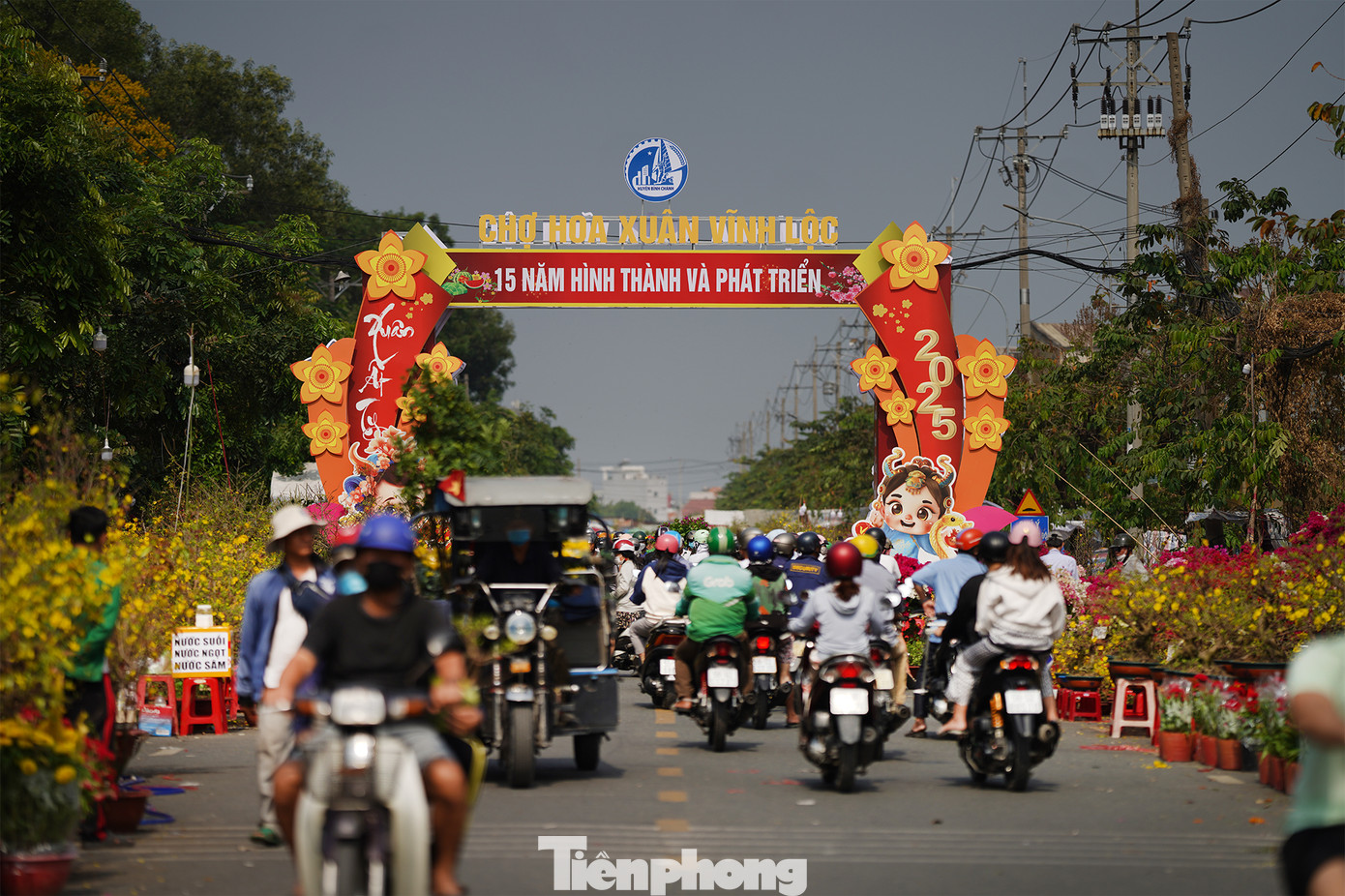 Trưa 28/1, chợ hoa KCN Vĩnh Lộc (huyện Bình Chánh, TPHCM) dòng xe cộ ken đặc.