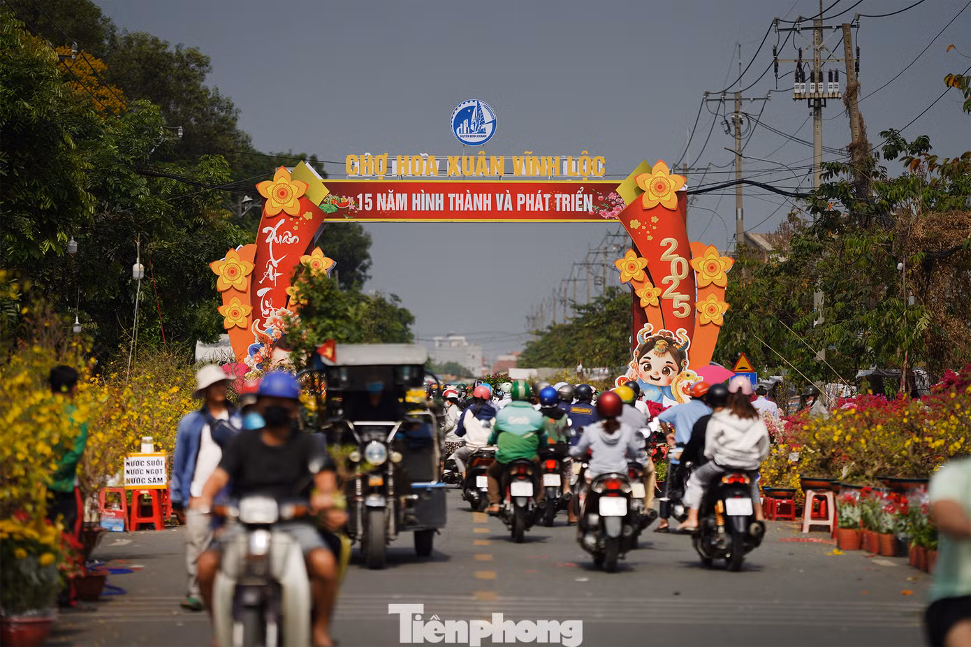 Trưa 28/1, chợ hoa KCN Vĩnh Lộc (huyện Bình Chánh, TPHCM) dòng xe cộ ken đặc.