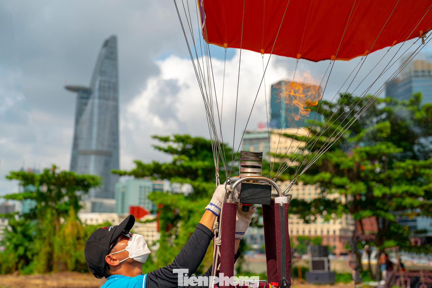 Anh Phi, thành viên đội khinh khí cầu cho biết: “Để người dân có thể xem được lá cờ “khổng lồ” trên sông Sài Gòn, chúng tôi đã có mặt ở đây từ từ hôm qua để nâng thử. Bản thân chúng tôi rất hào hứng để chiêm ngưỡng lá cờ Tổ quốc trong một ngày ý nghĩa là Tết độc lập”.