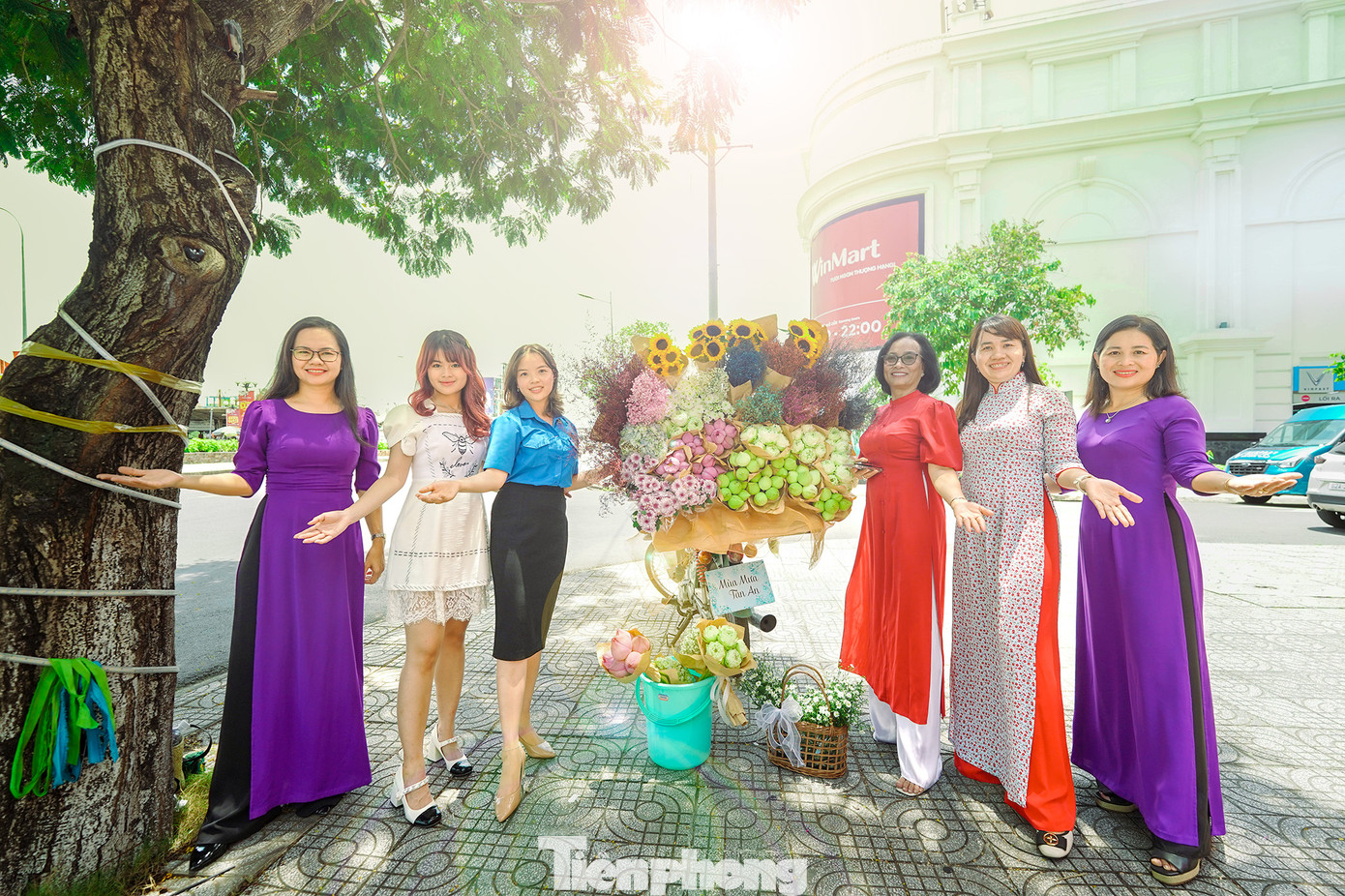 Những ngày tháng 9, khi phong trào chụp ảnh thu Hà Nội nở rộ trên mạng xã hội, cánh chị em phụ nữ miền Nam cũng xúng xính áo quần đi tìm góc chụp ảnh. Nắm bắt xu hướng chụp ảnh mùa thu, nhiều người đã đầu tư bối cảnh để phục vụ những ai mê nhiếp ảnh. Trong ảnh, nhóm chị em đang chụp ảnh tại xe hoa của anh Nguyễn Minh Ngọc (ngụ phường 3, TP Tân An).